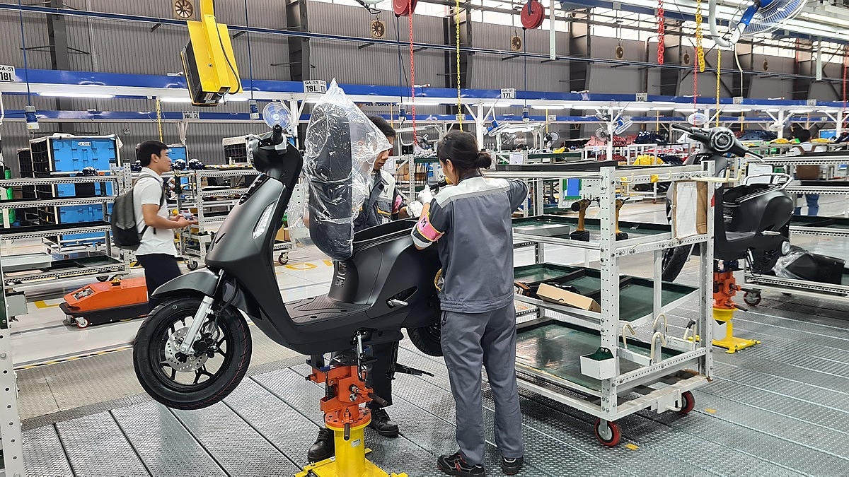 Dây chuyền lắp ráp để hoàn thiện một chiếc xe.