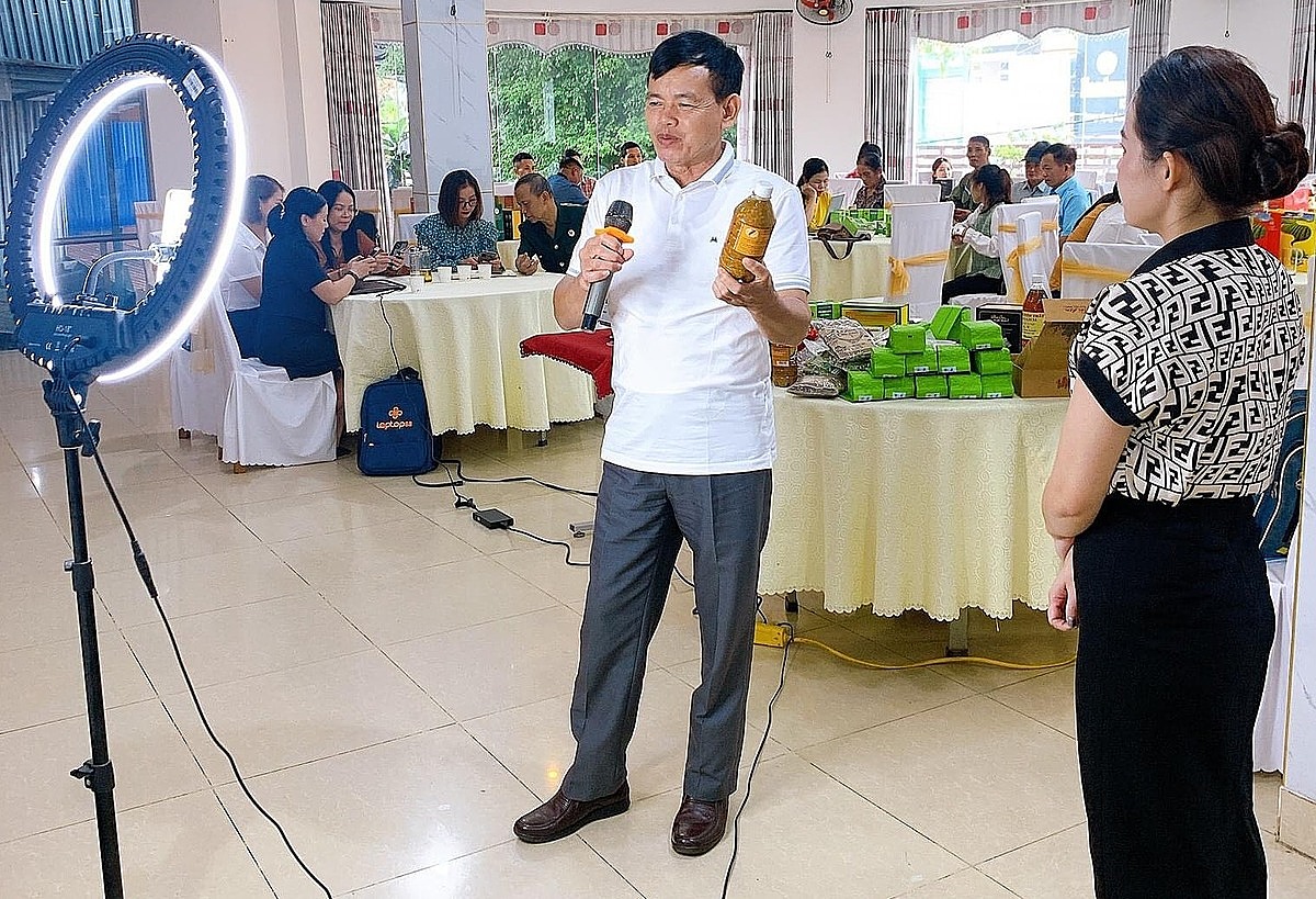 Tập huấn kỹ năng chuyên sâu giúp các HTX nâng cao hiệu quả bán hàng qua hình thức livestream.