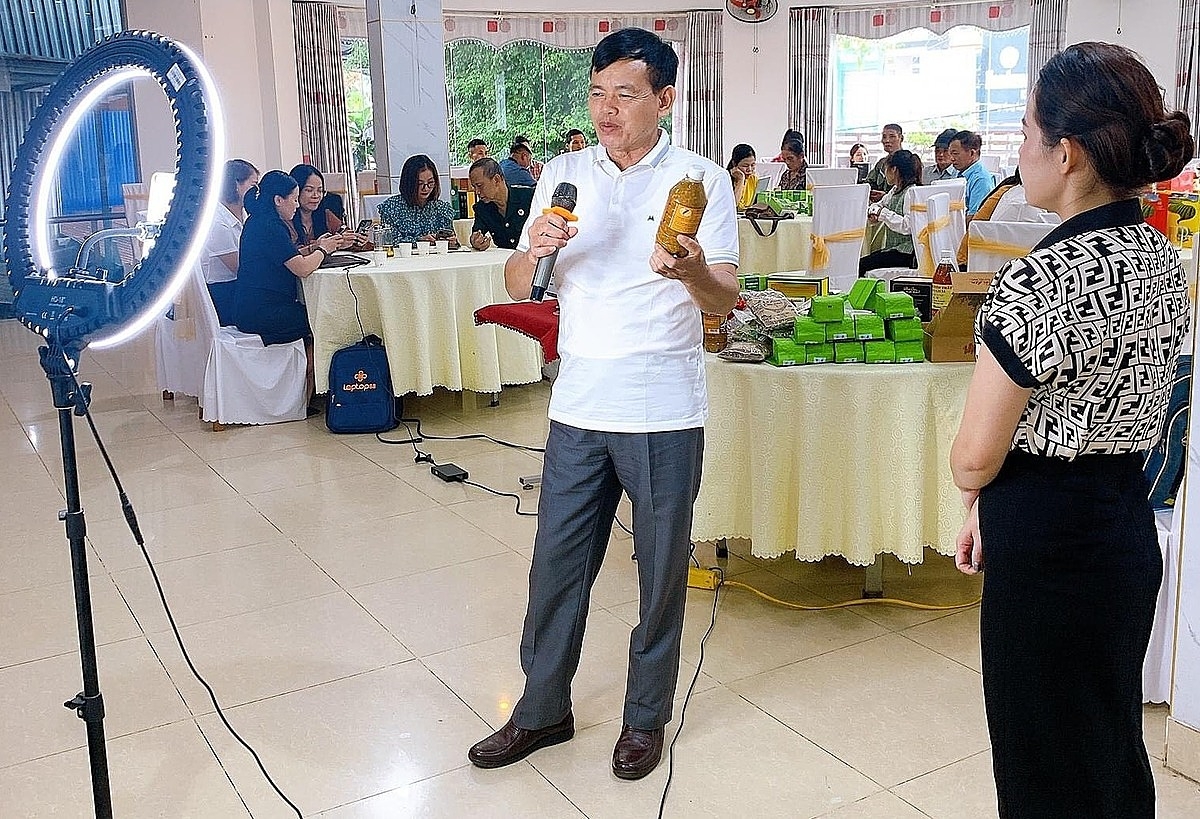 Tập huấn kỹ năng chuyên sâu giúp các HTX nâng cao hiệu quả bán hàng qua hình thức livestream.