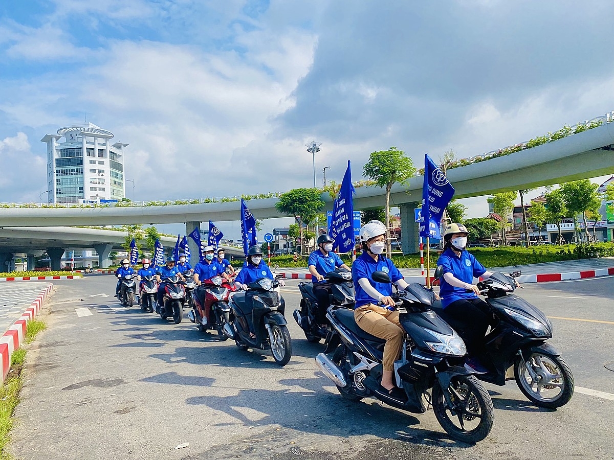 Ra quân tuyên truyền về BHXH tự nguyện.