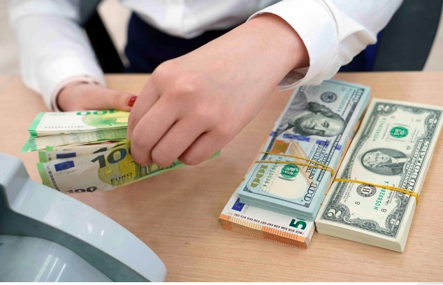 Giá USD lên mức cao nhất lịch sử, trên 24.000 đồng/USD, tăng gần 5% so với đầu năm.
