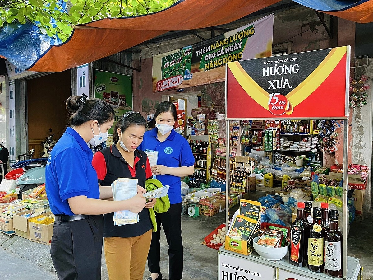 Cán bộ bảo hiểm đi từng ngõ, gõ từng nhà để vận động tham gia BHXH tự nguyện.