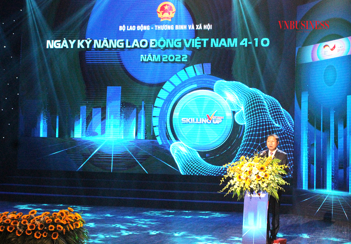 Thứ trưởng Bộ LĐ-TB&XH Lê Tấn Dũng khẳng định tầm quan trọng của giáo dục nghề nghiệp trong nâng cao kỹ năng nghề.