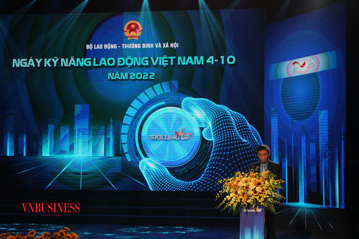 Ông Trần Văn Thuật, Phó Chủ tịch Tổng Liên đoàn Lao động Việt Nam, phát biểu tại hội nghị.