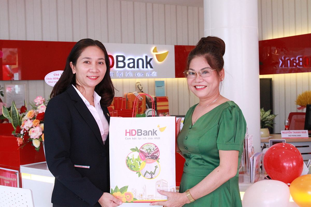 Trong không khí tưng bừng của lễ khai trương, HDBank Thuận An – Bình Dương cũng dành nhiều phần quà hấp dẫn cho khách hàng đến giao dịch cùng với nhiều chương trình khuyến mãi.