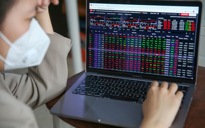 VN-Index tiếp tục “rơi” và thanh khoản “nhỏ giọt” bất chấp kinh tế Việt Nam vẫn trên đà tăng trưởng khá ấn tượng (Ảnh: Int)