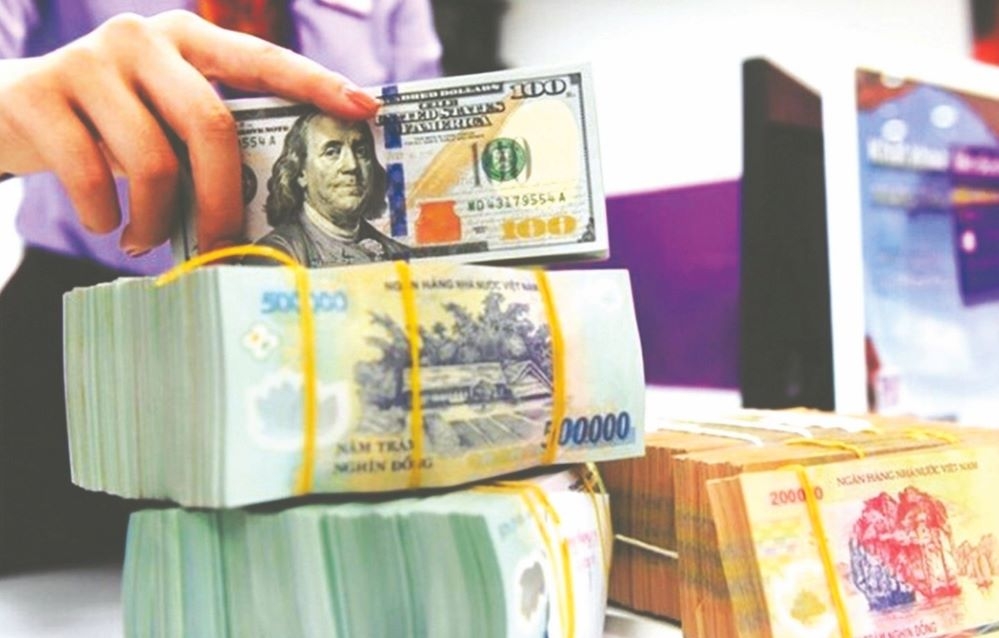 VND được dự báo vẫn có xu hướng giảm giá thêm so với USD trong các quý tới (Ảnh: Int)