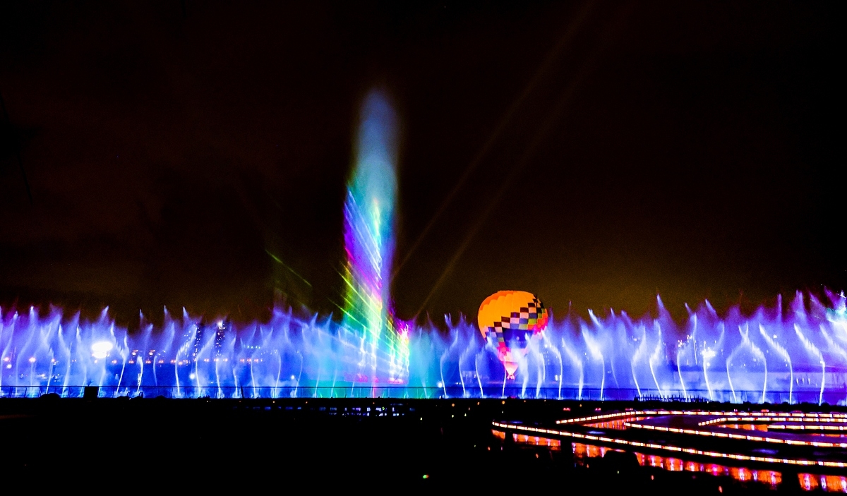 Màn trình diễn nhạc nước hoành tráng với siêu đài phun nước lớn nhất Việt Nam là điểm nhấn chính của sự kiện.