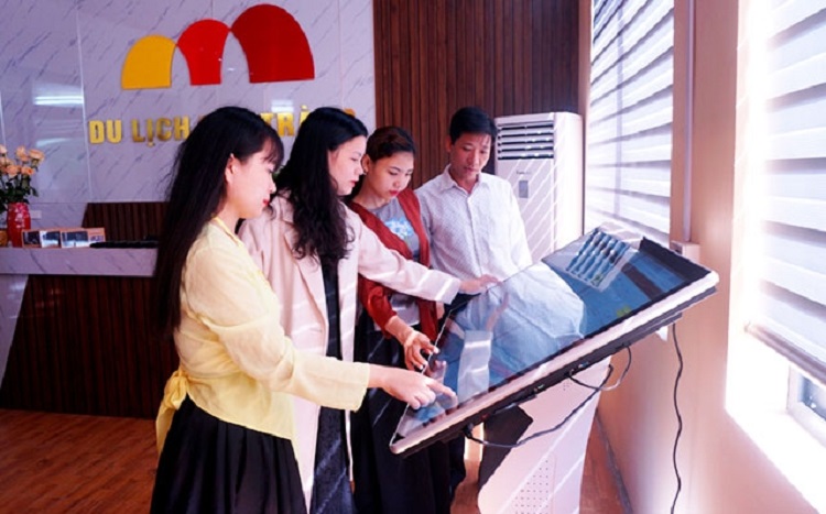 Khách du lịch tìm hiểu làng gốm Bát Tràng qua hệ thống du lịch thông minh.