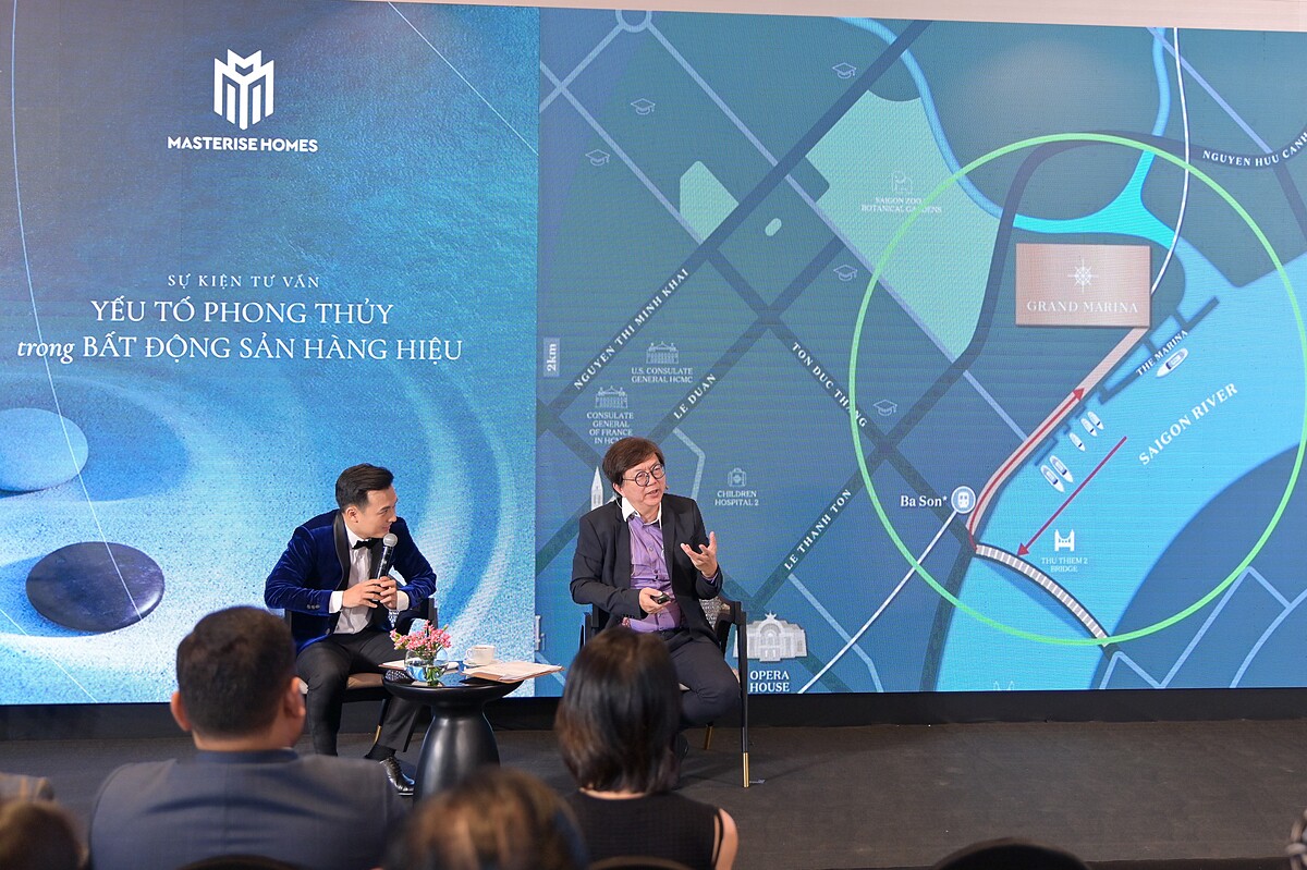 Chuyên gia phong thủy kiêm kiến trúc sư quốc tế Michael Chiang chia sẻ với khách hàng Grand Marina, Saigon trong buổi tư vấn độc quyền. Ảnh: Masterise Homes
