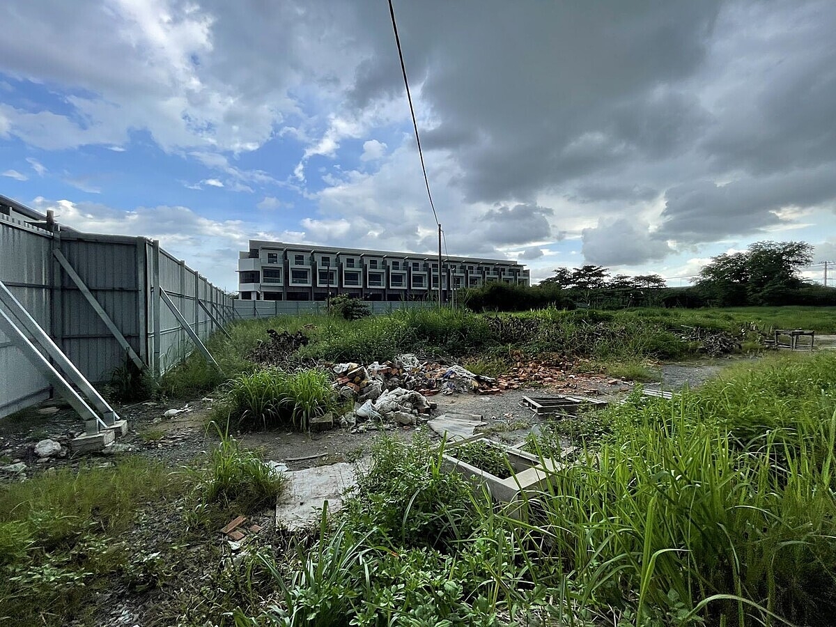 Ghi nhận của PV, hiện trạng dự án Salto Residence, chỉ là bãi đất đầy cỏ dại. Mặc dù chưa đủ điều kiện mở bán nhưng dự án được quảng bá và chào bán rầm rộ.