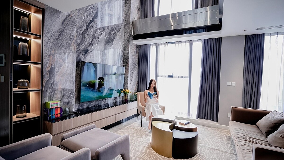 Thiết kế kính bao trọn mặt ngoài giúp nàng hậu tận hưởng tầm nhìn hướng sông tuyệt đẹp.