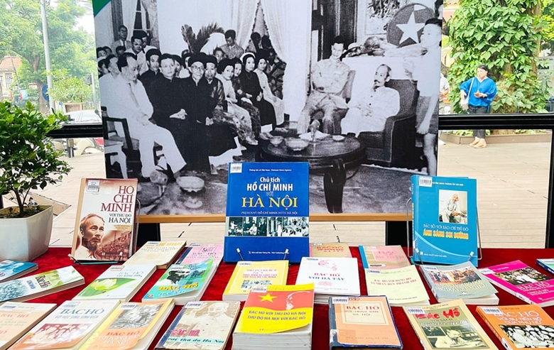 Hội sách trưng bày chuyên đề “Kỷ niệm 68 năm Ngày Giải phóng Thủ đô” (10/10/1954 - 10/10/2022).