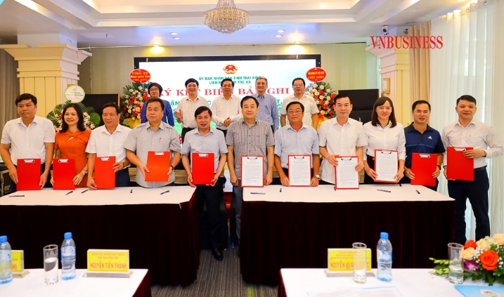 Đồng thời, các HTX cũng ký kết bản ghi nhớ hợp tác với các doanh nghiệp, siêu thị, sàn thương mại uy tín.