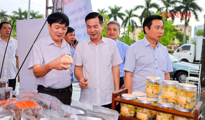 Trong khuôn khổ hội nghị, tỉnh Thái Bình tổ chức các gian trưng bày sản phẩm tiêu biểu của các HTX các tỉnh thành vùng Đồng bằng sông Hồng.