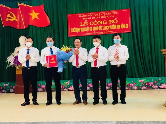 Đảng ủy xã Hồng Ca trao Quyết định thành lập Chi bộ HTX dịch vụ tổng hợp xã Hồng Ca