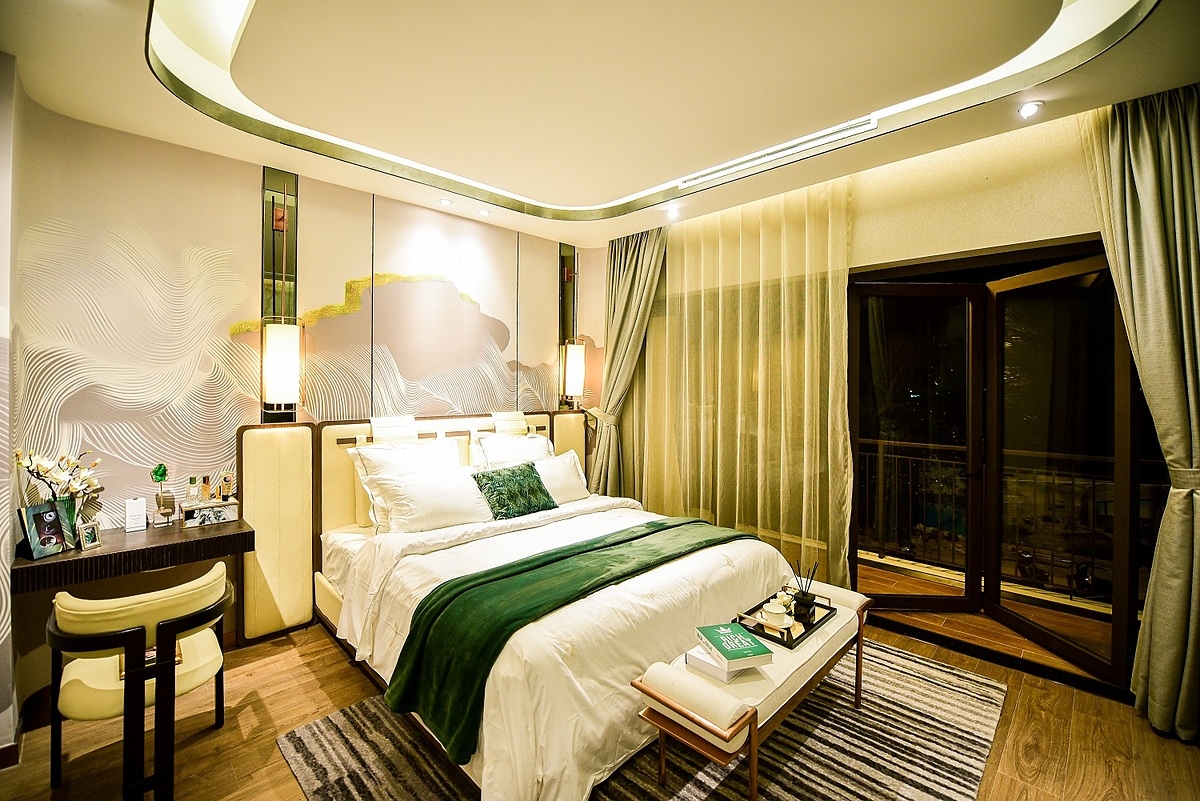 Phòng ngủ với nội thất được thiết kế với tông ấm chủ đạo sẽ góp phần đem đến sự thư giãn và yên bình sau những phút giây bận rộn.