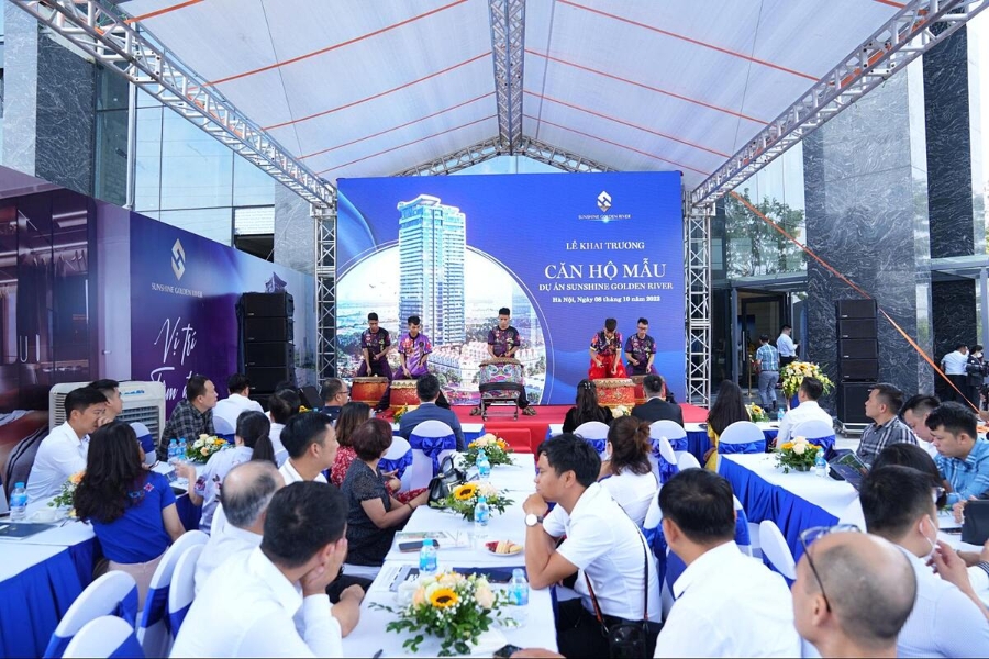 Lễ khai trương nhà mẫu Sunshine Golden River thu hút đông đảo khách hàng tham dự sự kiện.