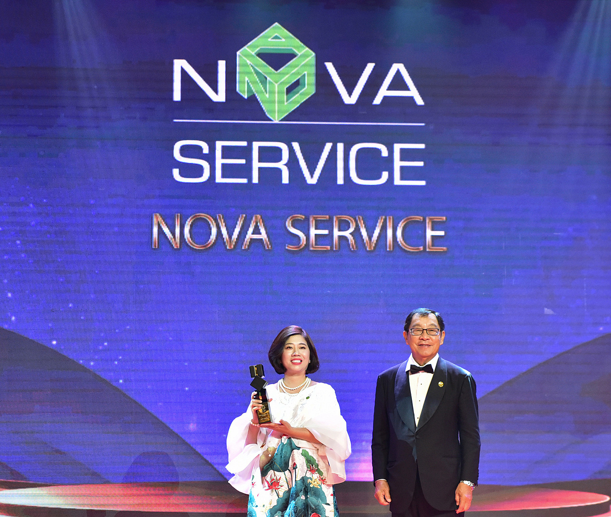 Bà Nguyễn Như Xuân Trang - Tổng Giám đốc Nova Service đại diện công ty nhận giải Doanh nghiệp xuất sắc châu Á.