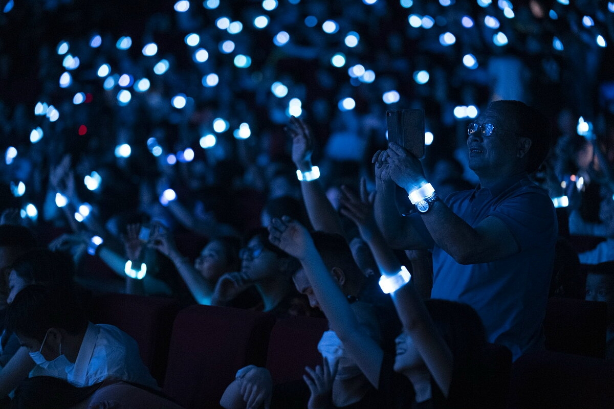 Các khách mời hào hứng trước giờ phút Cộng đồng VinFast toàn cầu chính thức ra mắt.