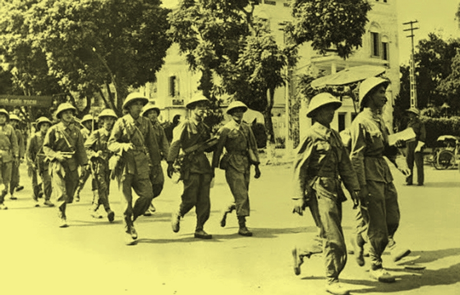 6h sáng 9/10/1954, bộ đội theo nhiều đường từ ngoại thành tiến vào nội thành, chia làm nhiều cánh quân tiến vào 5 cửa ô chính rồi từ đó tỏa đi các nơi. Lần lượt bộ đội tiếp quản nhà ga, phủ Toàn quyền, khu Đồn Thủy, khu Bờ Hồ, phủ Thống sứ.