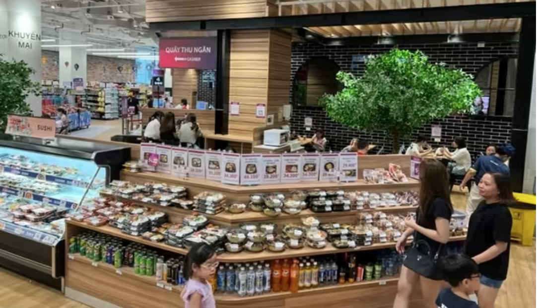 Aeon the Nine cung cấp thực phẩm chế biến sẵn được nấu tại bếp trung tâm tại Trung tâm thương mại Hà Đông. (Ảnh: Tomoya Onishi)