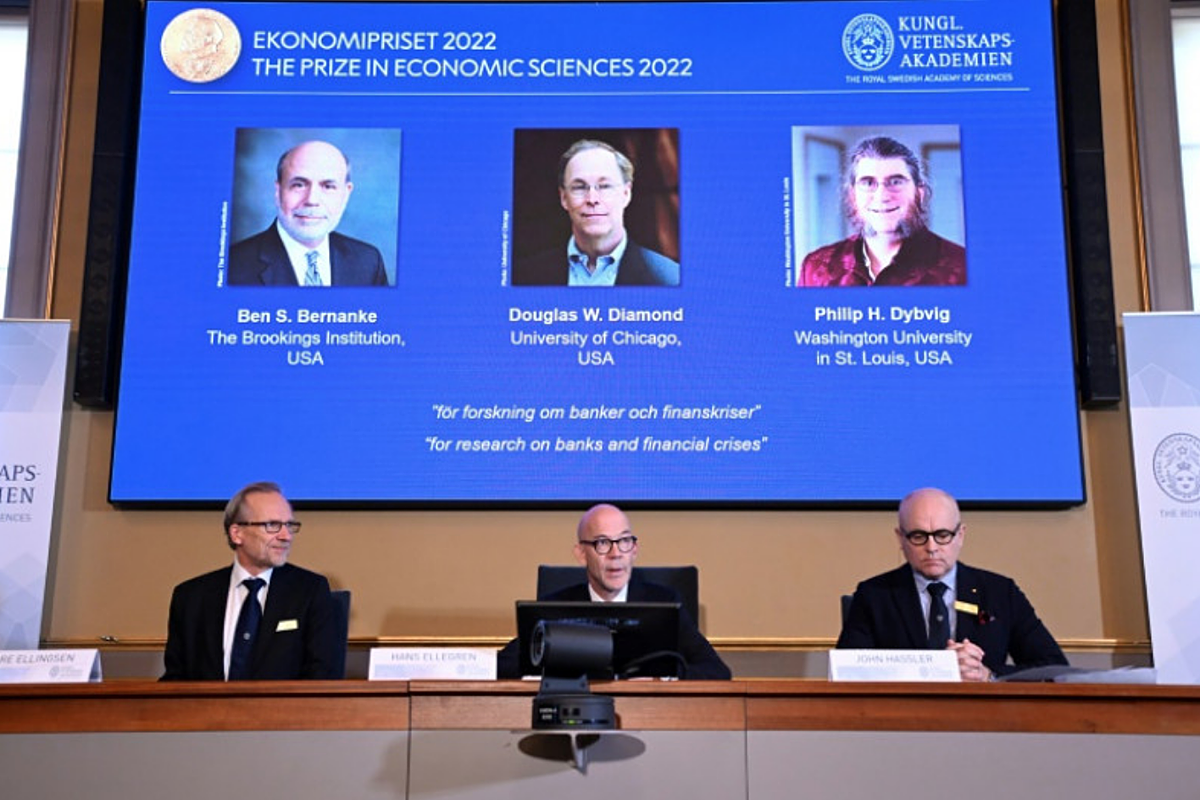 Ben Bernanke, Douglas Diamond và Philip Dybvig đã giành chiến thắng cho một nhóm nghiên cứu có từ những năm 1980, bao gồm cả những phát hiện chứng tỏ có liên quan đến các nhà hoạch định chính sách trong cuộc khủng hoảng tài chính năm 2008.