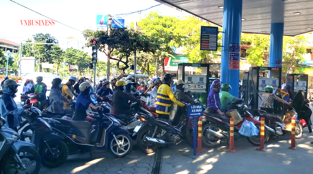 Người dân xếp hàng dài chờ đổ xăng trước kỳ điều chỉnh giá.
