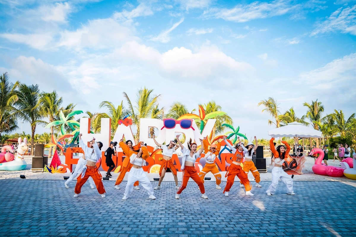 Ở khu vực hồ nước mặn Tropical Lagoons, các bạn trẻ được trải nghiệm hoạt động chèo thuyền kayak thú vị giữa không gian xanh ngắt.