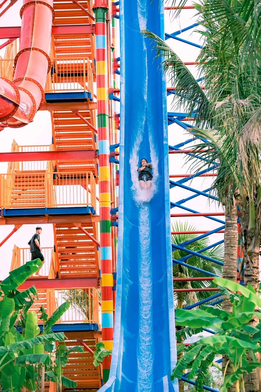 Không chỉ trải nghiệm những thử thách ở khu vực trượt nước, trong lễ khai trương, Paradise Bay còn giới thiệu với khách hàng bộ đôi hồ bơi phong cách Olympics, nơi mang tới cho cư dân và khách mời cơ hội trải nghiệm bơi lội như những vận động viên thực thụ. Tại đây, khách hàng đã được chứng kiến màn trình diễn bơi nghệ thuật rất đẹp mắt và ấn tượng do các vũ công thực hiện ở trên làn nước xanh mát. Thông thường những ai muốn xem bơi nghệ thuật thì chỉ có thể tìm thấy ở những sự kiện thể thao có quy mô rất lớn, nhưng với Vịnh biển Bốn mùa Paradise Bay, bộ đôi hồ bơi phong cách Olympics có thể bảo đảm cho ngay cả những màn trình diễn kỳ diệu nhất.