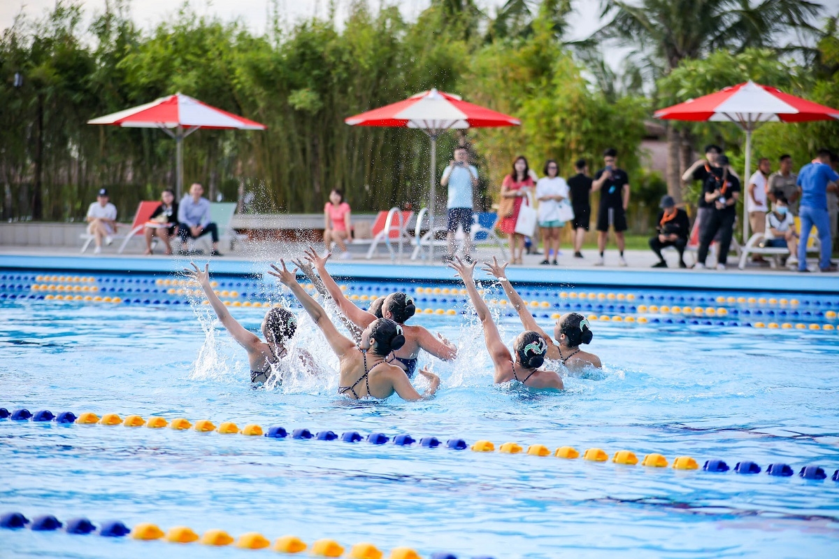 Khu vực trò chơi trẻ em “Thiên đường mùa hạ” là địa chỉ mà không một em nhỏ nào có thể bỏ qua khi đến với Vịnh biển Bốn mùa Paradise Bay, bởi ở đây các em nhỏ được thỏa sức vui chơi cùng những trò chơi cực kỳ thú vị như khai quật khủng long, làm vòng tay vỏ sò, vẽ mặt Neon, tô tượng, vẽ tranh cát… Đây là những trò chơi không chỉ hấp dẫn các em nhỏ mà còn khiến không ít người lớn không thể dời bước. Và với các tiểu cảnh gồm những tác phẩm nghệ thuật được sắp đặt quanh công viên, khách hàng thoả sức chụp ảnh check in với những bức hình đẹp không góc chết.