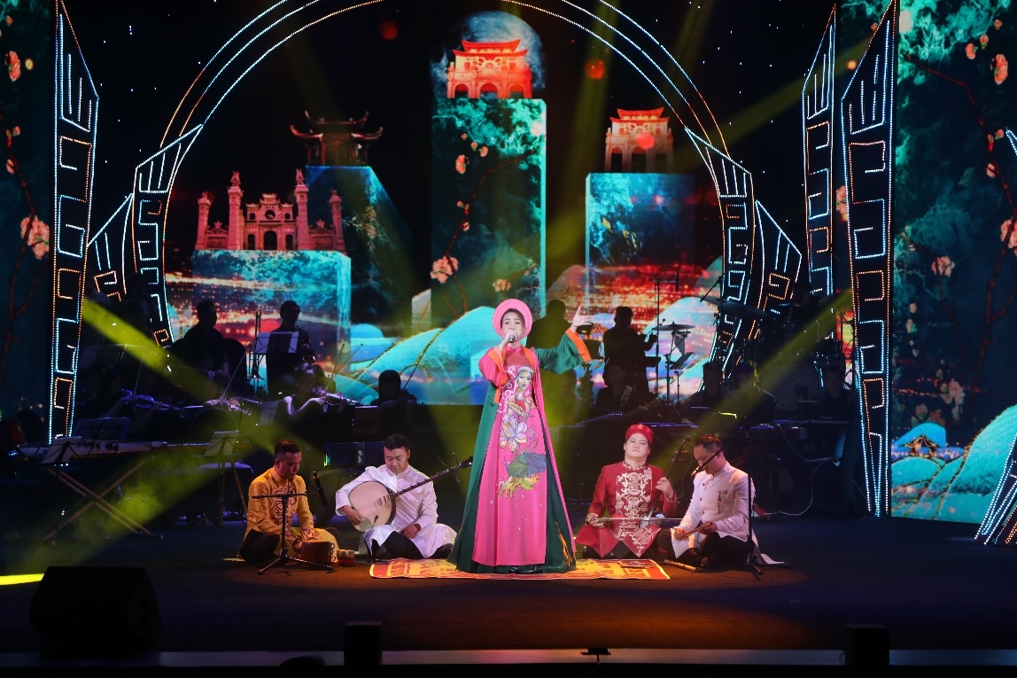 “Bản giao hưởng hòa bình” còn mang đến một chương trình nghệ thuật chất lượng cao với những ca khúc bất hủ.