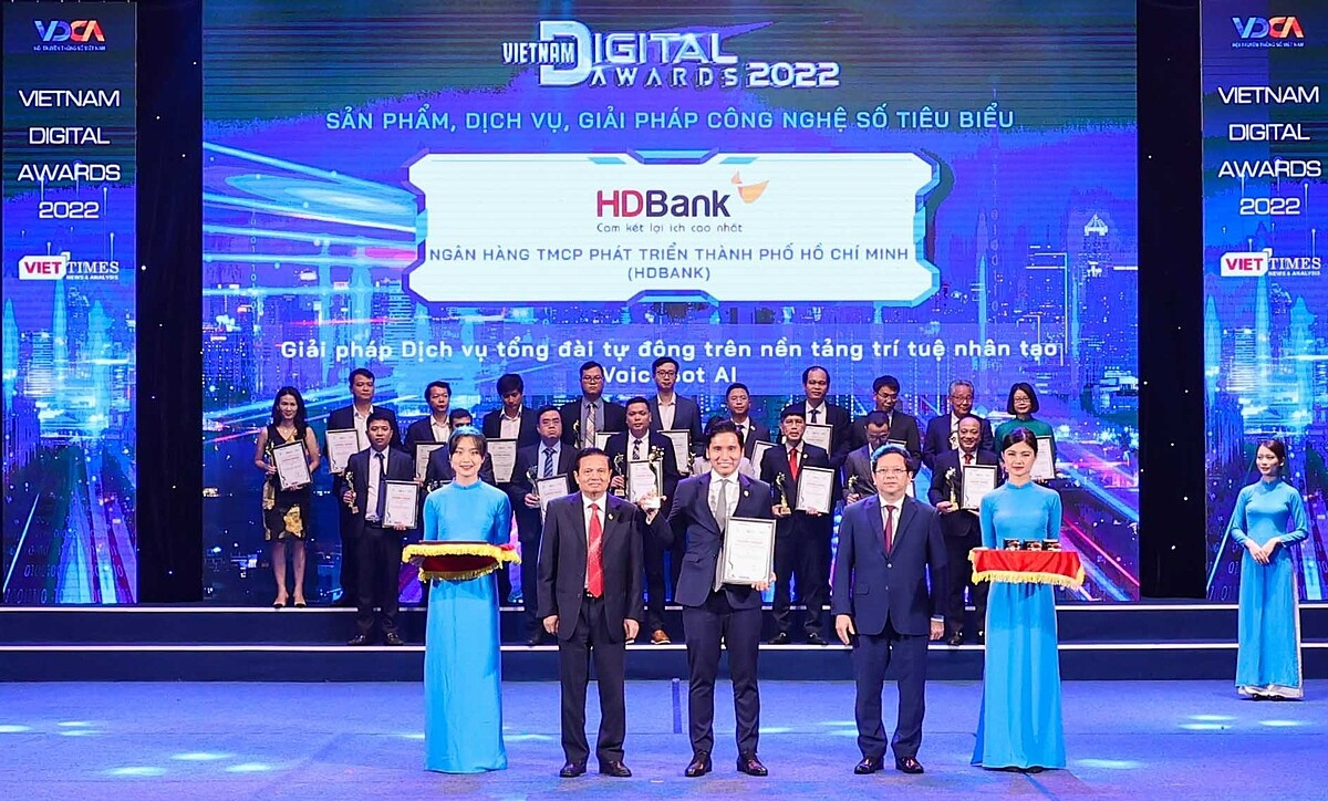 Ông Nguyễn Đức Dũng- Phó Giám đốc Trung tâm Chuyển đổi số HDBank (DTC)- đại diện HDBank- nhận Giải.
