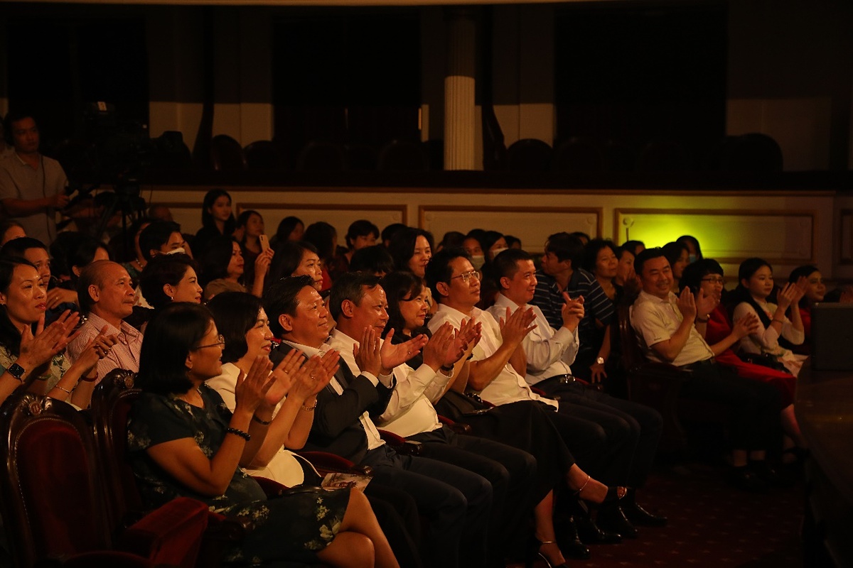 Chương trình “Bản giao hưởng hòa bình” với chủ đề “Hà Nội linh thiêng hào hoa”.