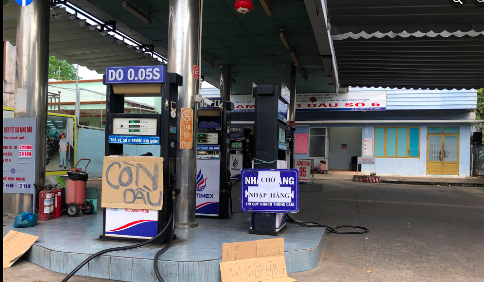 Cửa hàng bán lẻ treo biển hết xăng, còn dầu, hoặc đóng cửa đã xảy ra trước kỳ điều hành 11/10.