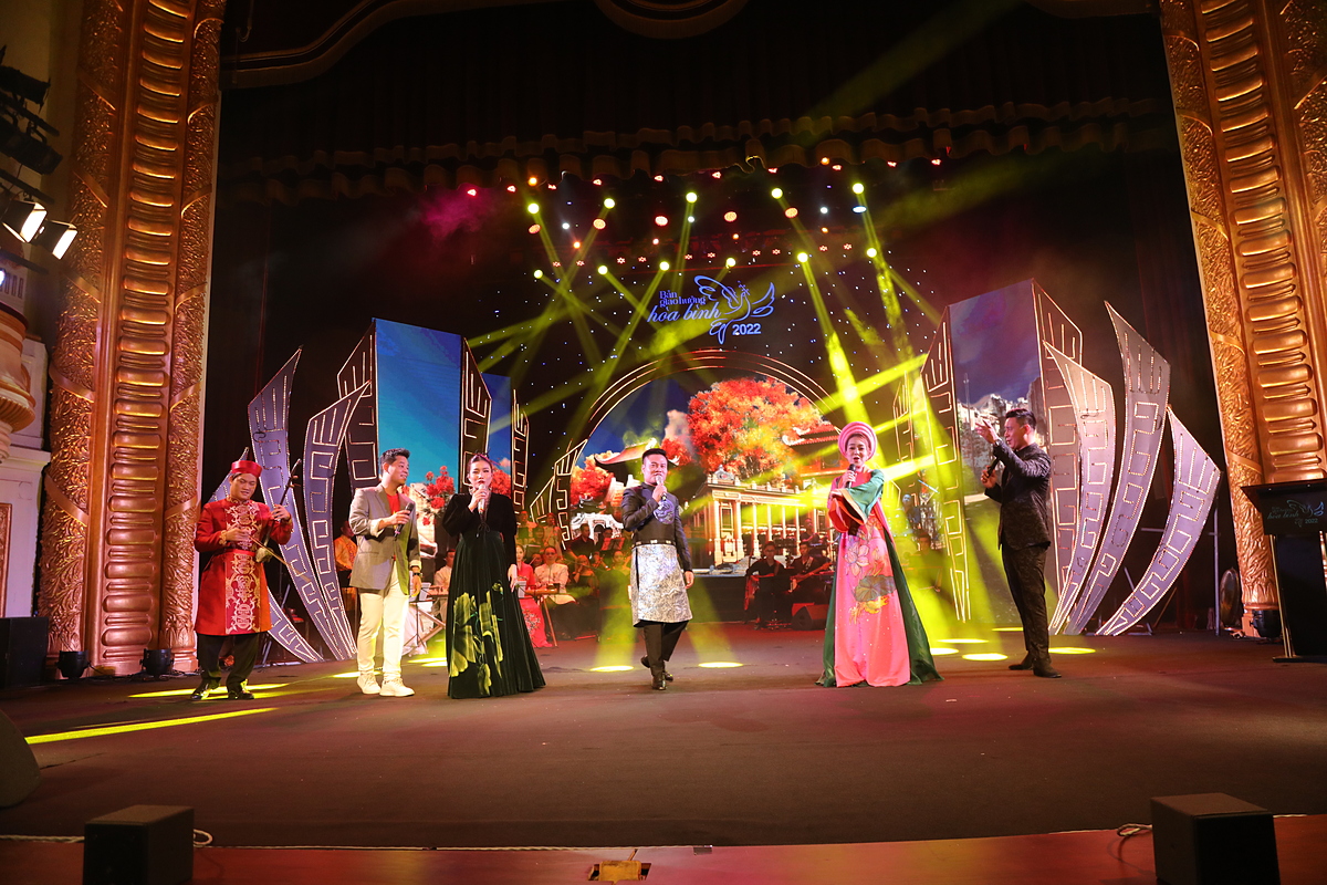 Chương trình “Bản giao hưởng hòa bình - Hà Nội linh thiêng và hào hoa” năm nay đã mang đến một không gian nghệ thuật nhiều màu sắc, hấp dẫn.