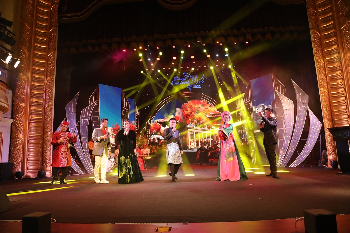 Chương trình “Bản giao hưởng hòa bình - Hà Nội linh thiêng và hào hoa” năm nay đã mang đến một không gian nghệ thuật nhiều màu sắc, hấp dẫn.