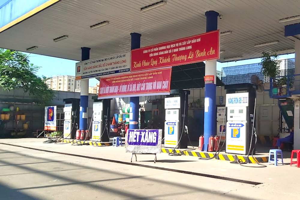 Một cửa hàng xăng dầu treo biển hết xăng trước kỳ điều chỉnh giá ngày 11/10.