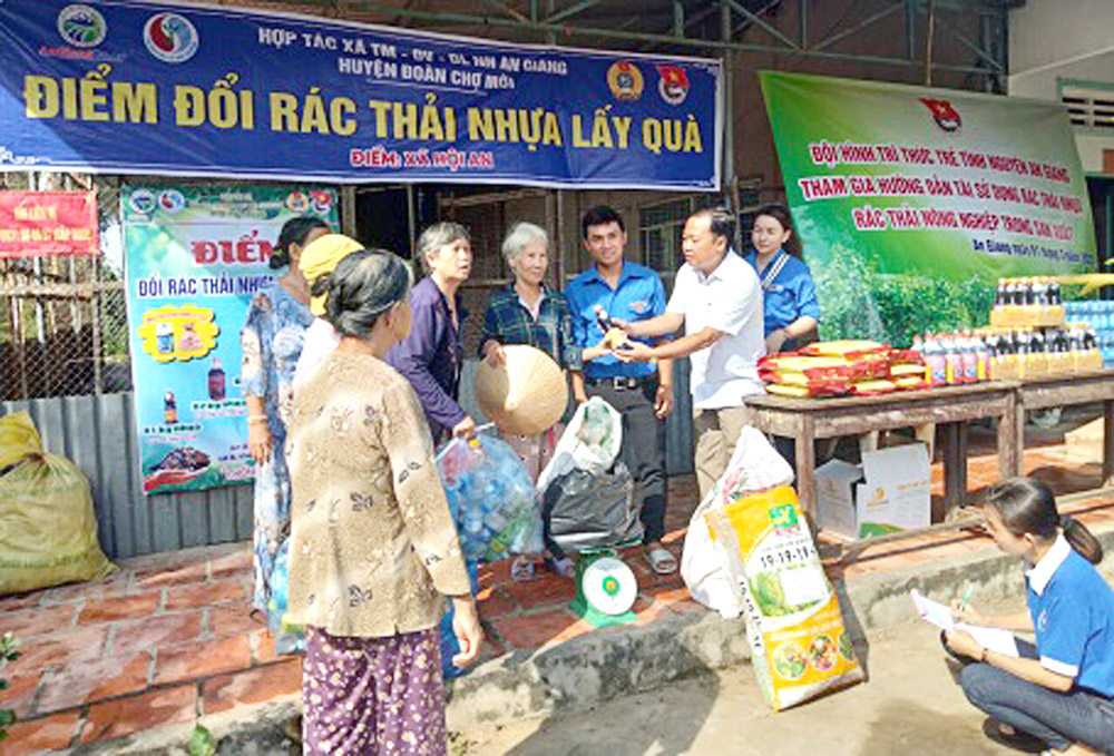 Hợp tác xã (HTX) thương mại - dịch vụ - du lịch tỉnh An Giang đã phối hợp Thành đoàn Long Xuyên, Huyện đoàn Chợ Mới, Châu Phú... tổ chức thực hiện thu gom, đổi rác thải nhựa lấy nhu yếu phẩm, hàng tiêu dùng trong gia đình.