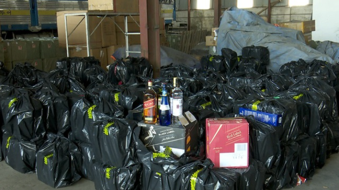 Một vụ vận chuyển hàng nghìn chai rượu lậu về Hà Nội tiêu thụ bị phát hiện, bắt giữ.