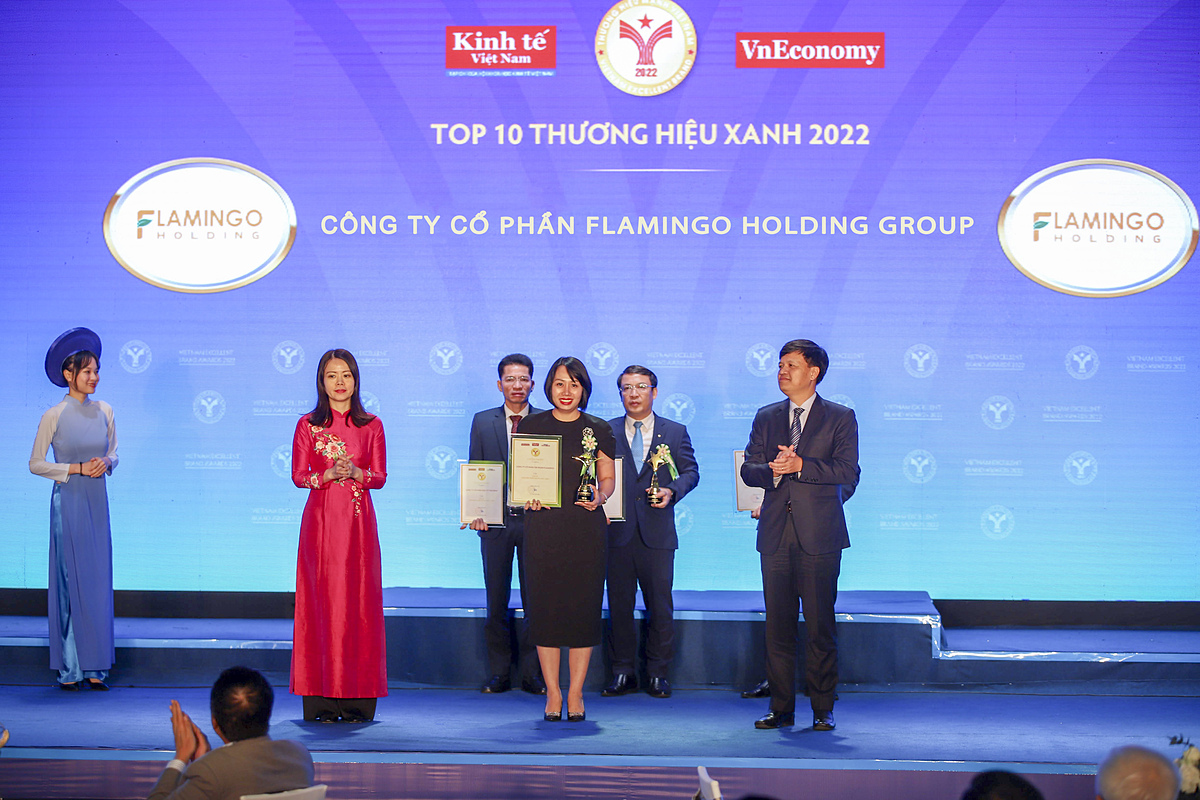 Phó Tổng Giám đốc Flamingo Holding Group – bà Nguyễn Thanh Mai nhận danh hiệu Top 10 Thương hiệu Xanh 2022 cho Tập đoàn Flamingo.