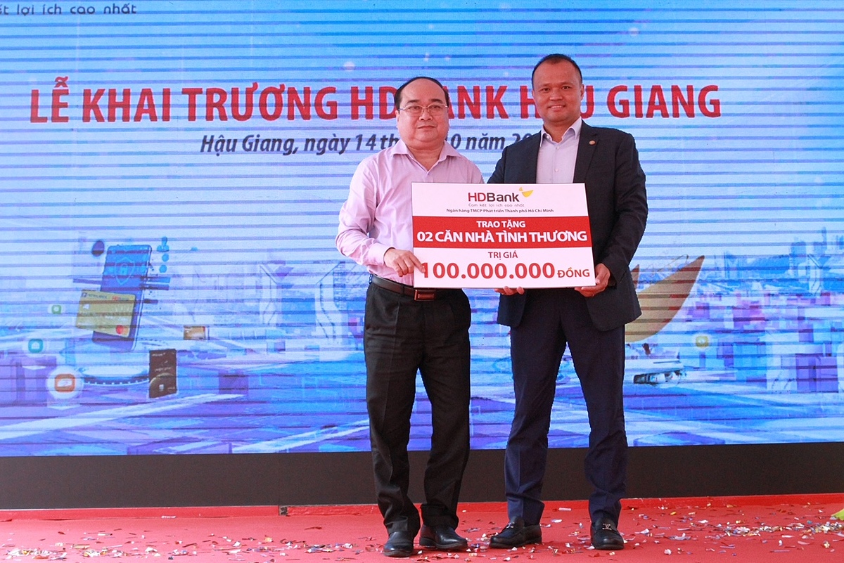 HDBank trao tặng 02 căn nhà tình thương cho địa phương.