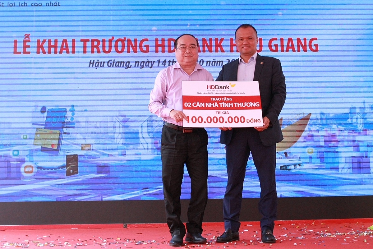 HDBank trao tặng 02 căn nhà tình thương cho địa phương.