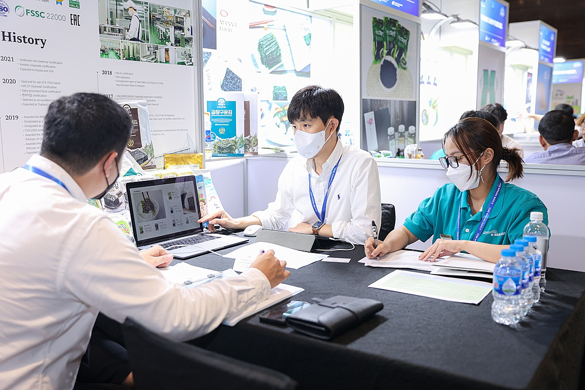 Các doanh nghiệp giao thương trực tiếp tại K-EXPO Vietnam 2022.