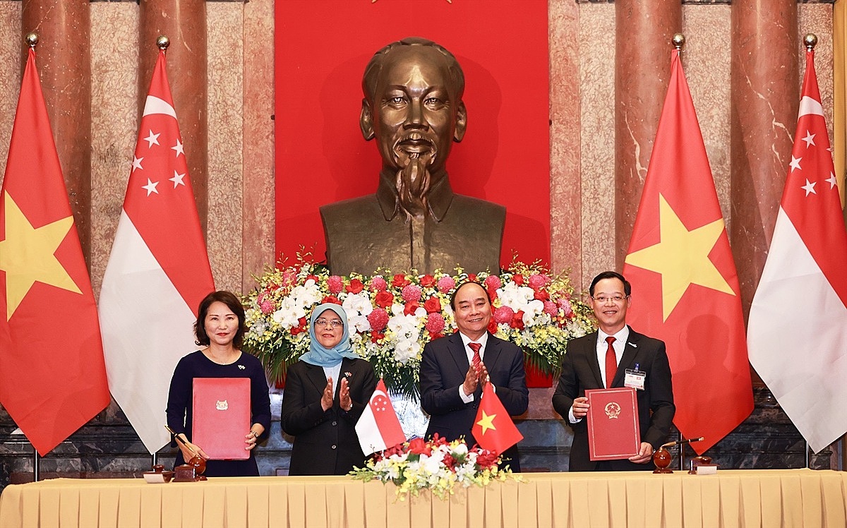 Chủ tịch nước Nguyễn Xuân Phúc và Tổng thống Singapore chứng kiến Lễ Ký kết Biên bản ghi nhớ trong lĩnh vực Giáo dục nghề nghiệp giữa Tổng cục Giáo dục nghề nghiệp, Bộ Lao động – Thương binh và Xã hội Việt Nam và Viện Giáo dục Kỹ thuật Singapore (ITE).