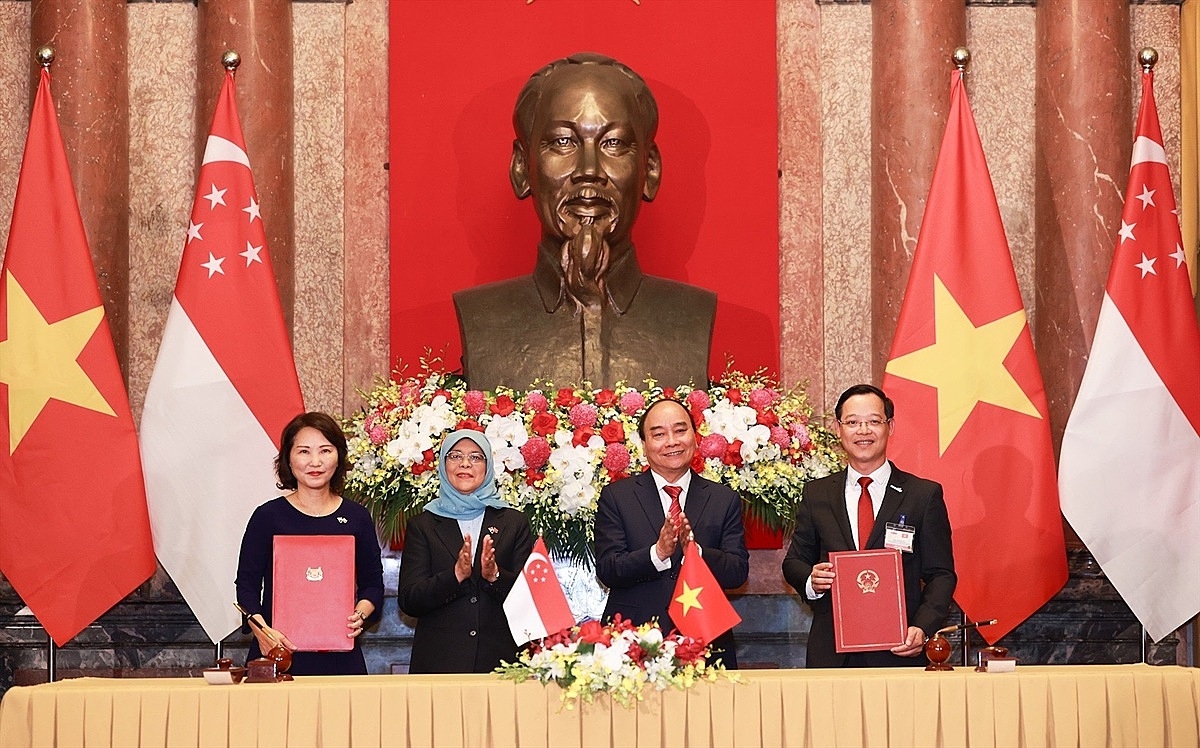 Chủ tịch nước Nguyễn Xuân Phúc và Tổng thống Singapore chứng kiến Lễ Ký kết Biên bản ghi nhớ trong lĩnh vực Giáo dục nghề nghiệp giữa Tổng cục Giáo dục nghề nghiệp, Bộ Lao động – Thương binh và Xã hội Việt Nam và Viện Giáo dục Kỹ thuật Singapore (ITE).