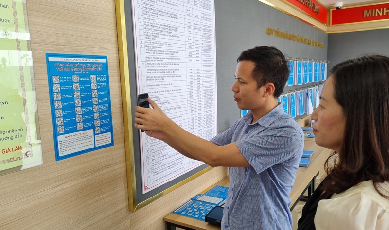 Công dân quét mã QR xem TTHC và có thể đăng ký trên điện thoại.