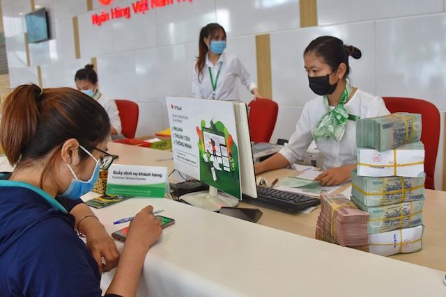 Các ngân hàng đang gấp rút đẩy nhanh tiến độ triển khai gói hỗ trợ 2% lãi suất, tuy nhiên vẫn còn những vướng mắc, khó khăn khiến kết quả chưa được như kỳ vọng.