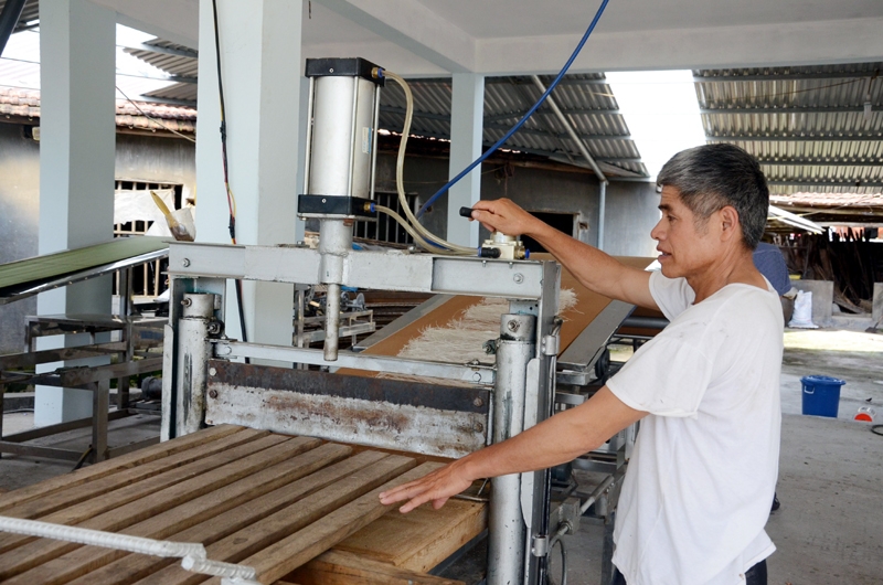 Sản xuất miến dong tại xưởng sản xuất của các HTX trên địa bàn xã Húc Động (Bình Liêu).
