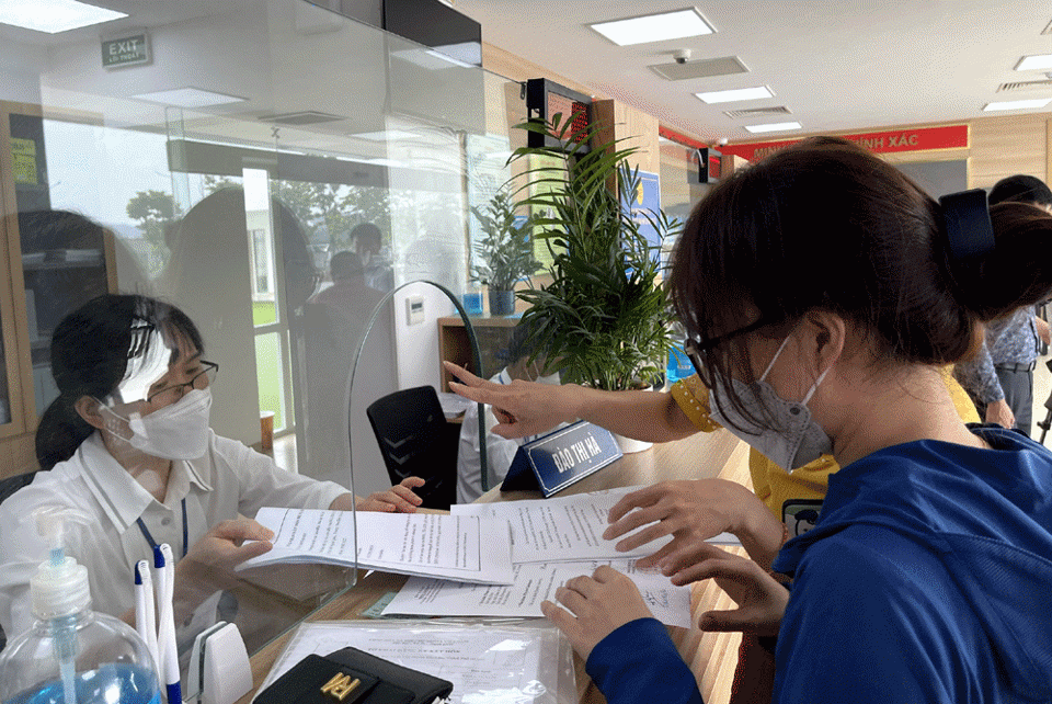 Người dân làm thủ tục hành chính tại huyện Gia Lâm.